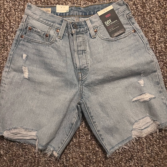 Levi's women’s Bermuda style high rise 90s style   Blue Denim Shorts - Picture 1 of 6